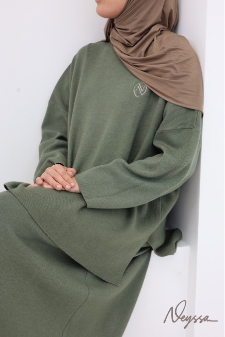 Khakifarbenes Set aus langem Rock und Strickjacke