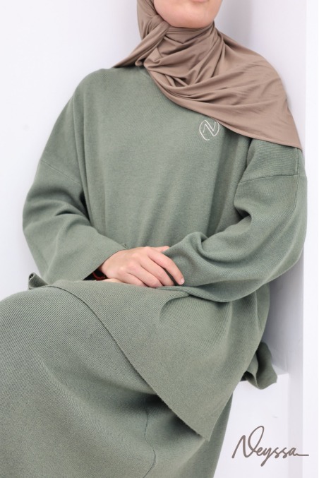 Khakifarbenes Set aus langem Rock und Strickjacke