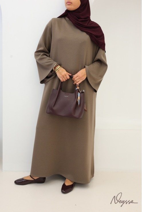 Langes Kleid mit Stehkragen und Taschen aus weichem Stoff von Neyssa