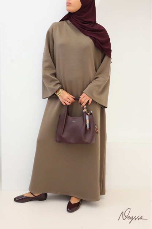 Langes Kleid mit Stehkragen und Taschen aus weichem Stoff von Neyssa