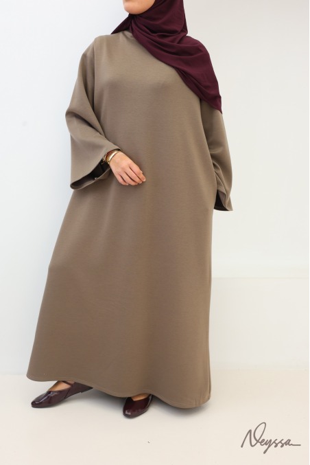 Langes Kleid mit Stehkragen und Taschen aus weichem Stoff von Neyssa