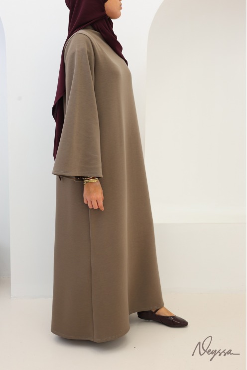 Langes Kleid mit Stehkragen und Taschen aus weichem Stoff von Neyssa