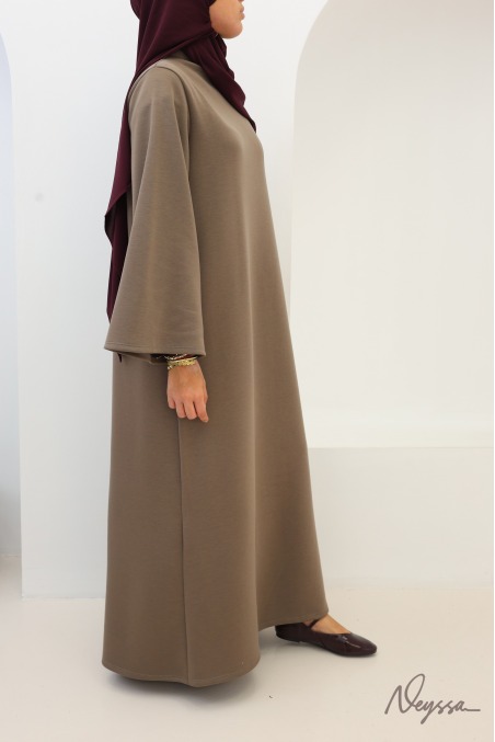 Langes Kleid mit Stehkragen und Taschen aus weichem Stoff von Neyssa