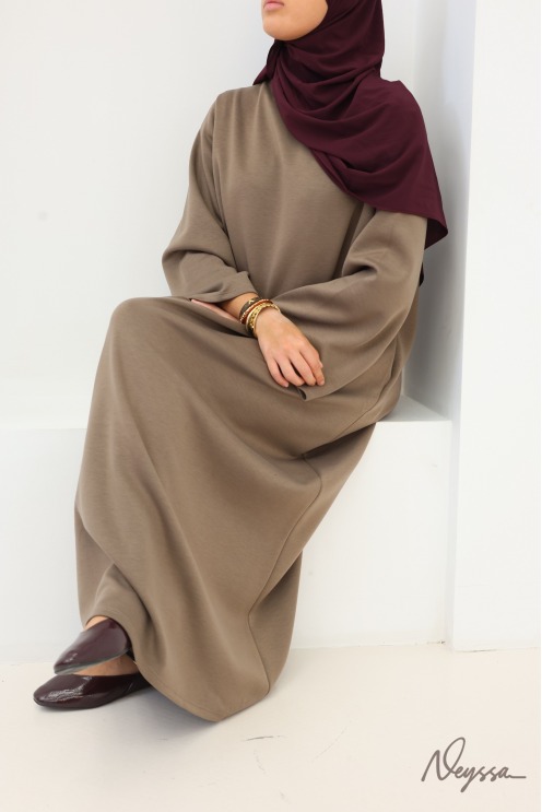 Langes Kleid mit Stehkragen und Taschen aus weichem Stoff von Neyssa