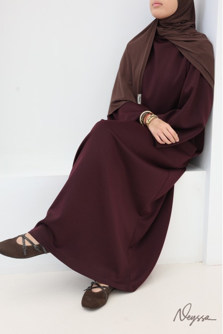 Langes Kleid mit Stehkragen und Taschen aus weichem Stoff von Neyssa