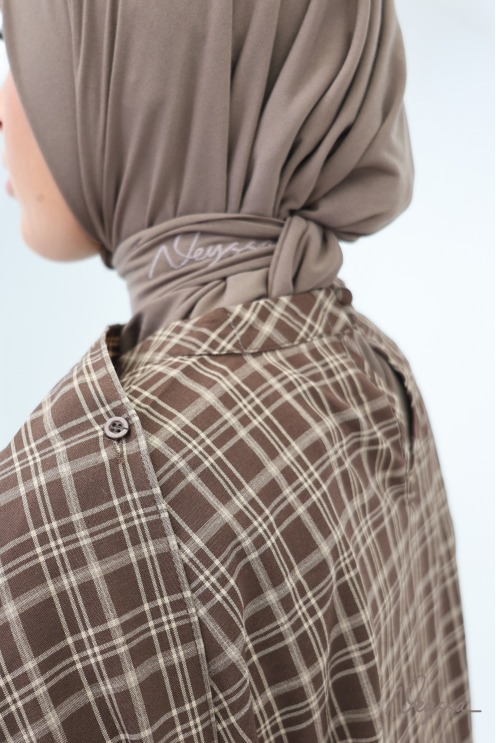 Long Checkered Blouse with Brown Japanese-Style Apron