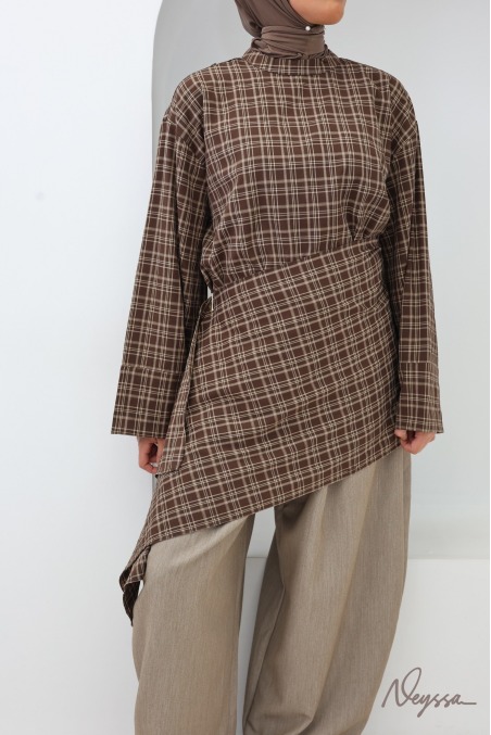 Long Checkered Blouse with Brown Japanese-Style Apron