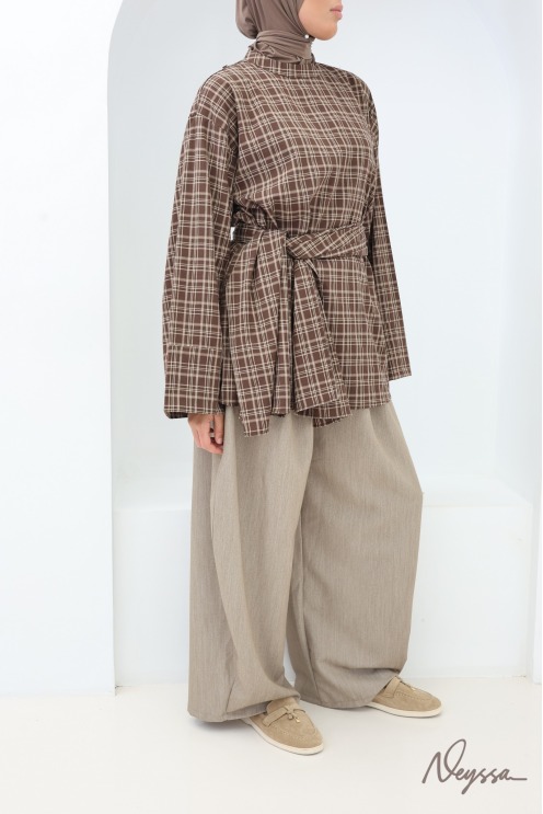 Long Checkered Blouse with Brown Japanese-Style Apron