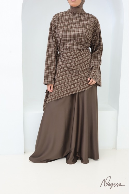 Long Checkered Blouse with Brown Japanese-Style Apron