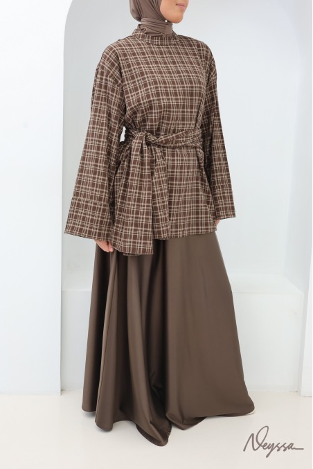 Long Checkered Blouse with Brown Japanese-Style Apron