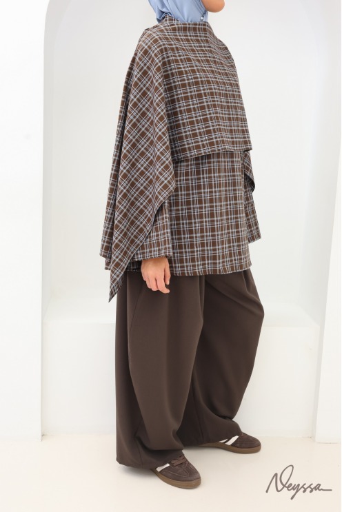 Long Checkered Blouse with Brown Japanese-Style Apron