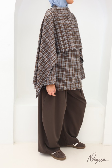 Long Checkered Blouse with Brown Japanese-Style Apron
