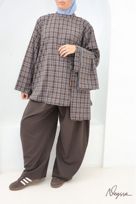 Long Checkered Blouse with Brown Japanese-Style Apron