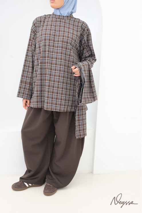 Long Checkered Blouse with Brown Japanese-Style Apron