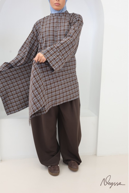 Long Checkered Blouse with Brown Japanese-Style Apron