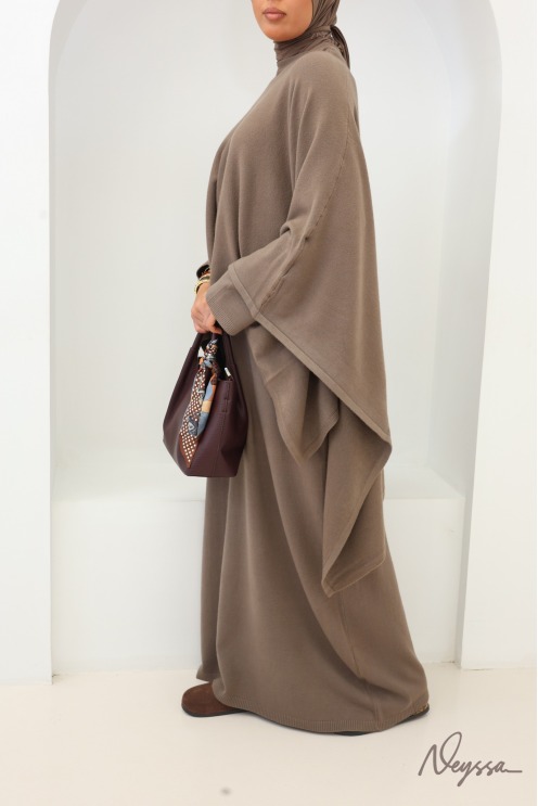 Robe pull longue et poncho taupe femme voilée | Neyssa