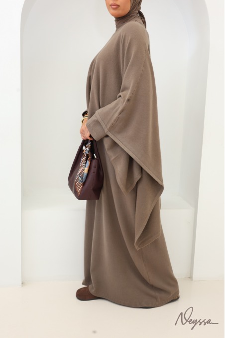 Robe pull longue et poncho taupe femme voilée | Neyssa