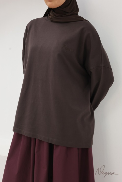 T-shirt chocolat mi-long femme hijabi pour le sport | Neyssa