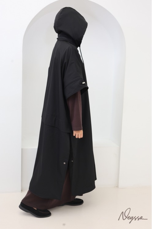 Langes Cape mit Kapuze Schwarz: Hijab Mantel | Neyssa