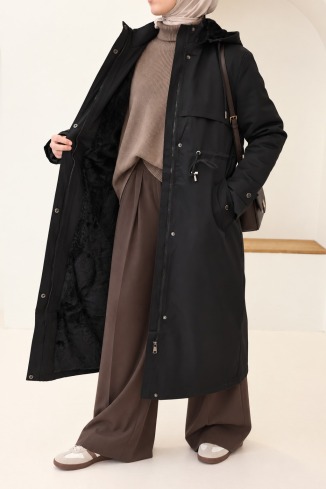 Langer schwarzer Parka mit Fellfutter, wasserabweisender Stoff