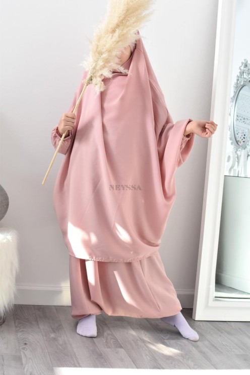 Jilbeb fillette ou jilbab fille tenue de prière et de cours d'arabe.