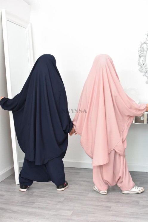 Jilbeb fillette ou jilbab fille tenue de prière et de cours d'arabe.