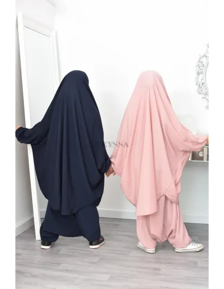 Jilbeb fillette ou jilbab fille tenue de prière et de cours d'arabe.