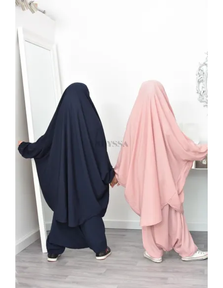 Jilbeb fillette ou jilbab fille tenue de prière et de cours d'arabe.