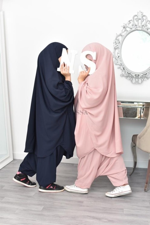 Jilbeb fillette ou jilbab fille tenue de prière et de cours d'arabe.