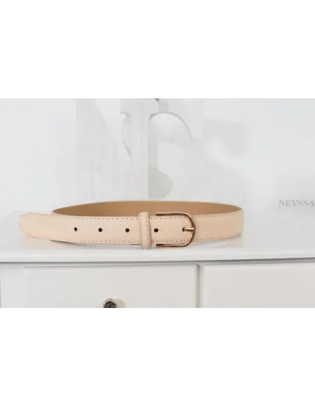 Ceinture Lana en simili réglable avec fermeture par boucle à ardillon.