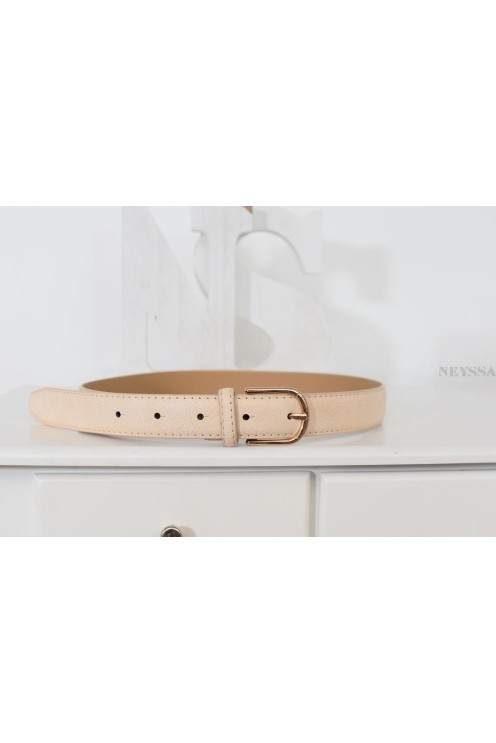 Ceinture Lana en simili réglable avec fermeture par boucle à ardillon.