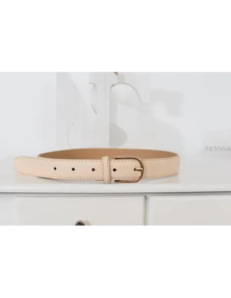 Ceinture Lana en simili réglable avec fermeture par boucle à ardillon.