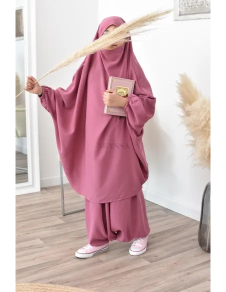 Jilbeb fillette ou jilbab fille tenue de prière et de cours d'arabe.