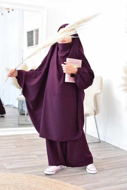 Jilbeb fillette ou jilbab fille tenue de prière et de cours d'arabe.