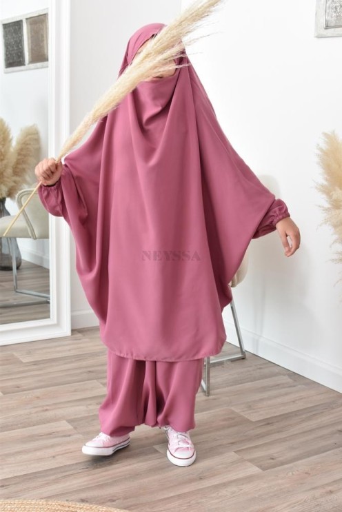 Jilbeb fillette ou jilbab fille tenue de prière et de cours d'arabe.