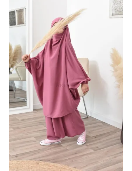 Jilbeb fillette ou jilbab fille tenue de prière et de cours d'arabe.