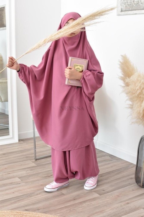 Jilbeb fillette ou jilbab fille tenue de prière et de cours d'arabe.
