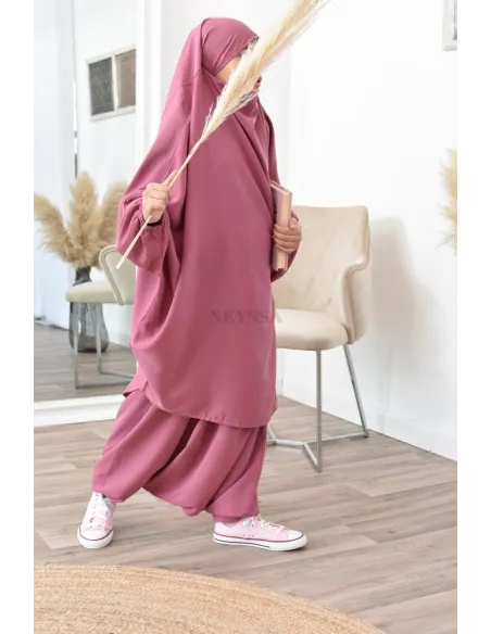 Jilbeb fillette ou jilbab fille tenue de prière et de cours d'arabe.