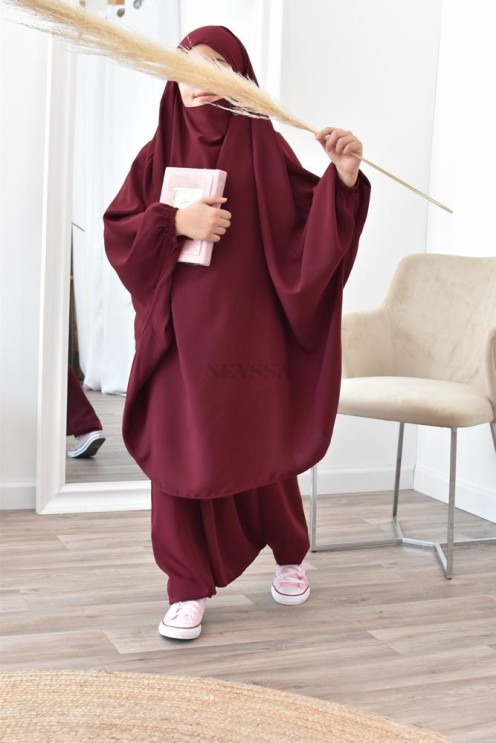 Jilbeb fillette ou jilbab fille tenue de prière et de cours d'arabe.