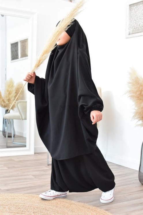 Jilbeb fillette ou jilbab fille tenue de prière et de cours d'arabe.