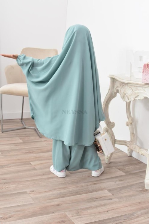 Jilbeb fillette ou jilbab fille tenue de prière et de cours d'arabe.