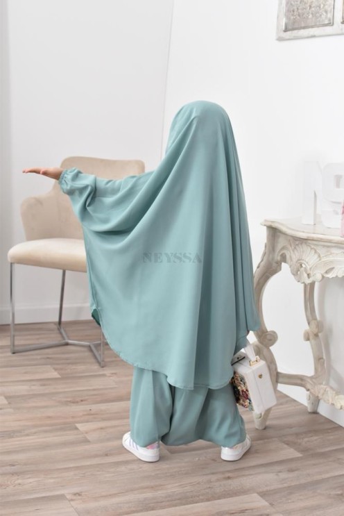 Jilbeb fillette ou jilbab fille tenue de prière et de cours d'arabe.