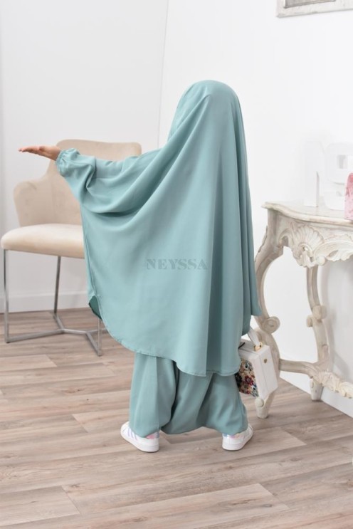 Jilbeb fillette ou jilbab fille tenue de prière et de cours d'arabe.