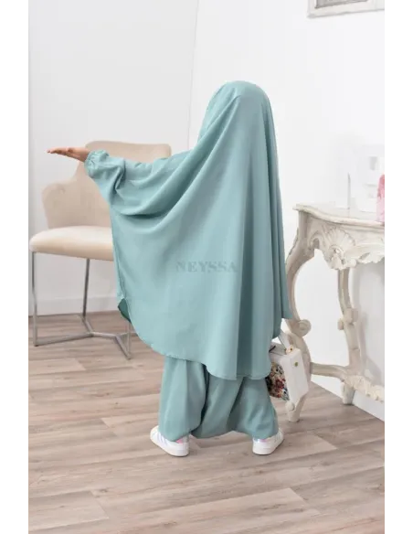 Jilbeb fillette ou jilbab fille tenue de prière et de cours d'arabe.