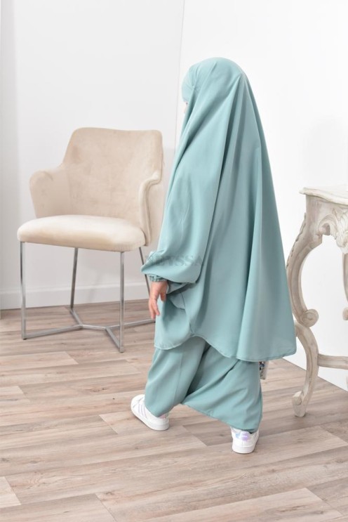 Jilbeb fillette ou jilbab fille tenue de prière et de cours d'arabe.