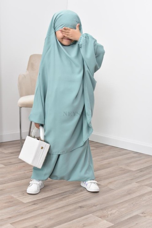 Jilbeb fillette ou jilbab fille tenue de prière et de cours d'arabe.