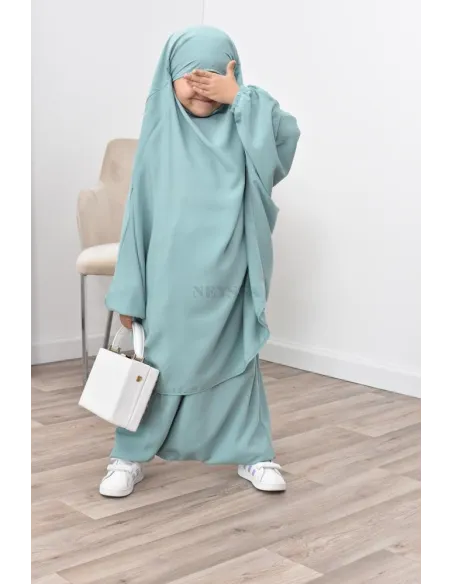 Jilbeb fillette ou jilbab fille tenue de prière et de cours d'arabe.