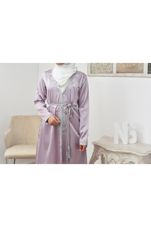 Kimono Caftan lila coupe droite haute couture en satin avec sfifa .