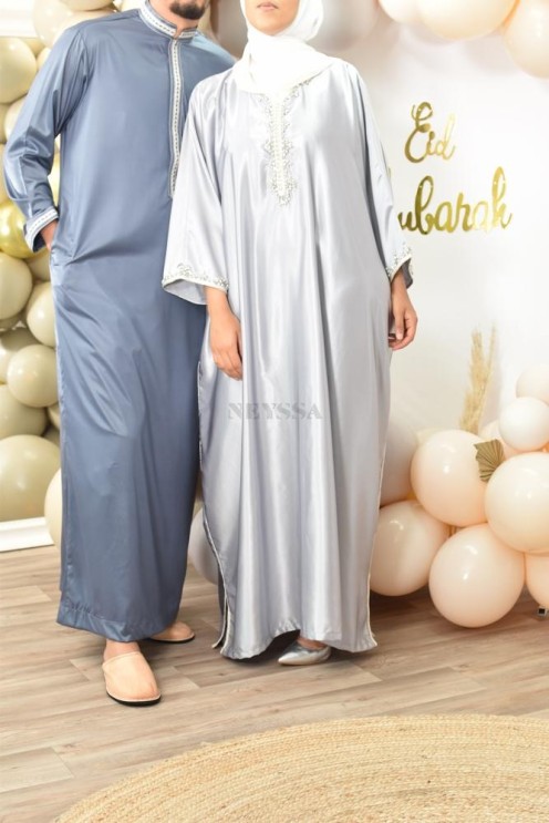 Qamis Émiratie homme de luxe avec détails brodés .