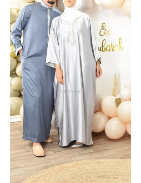 Qamis Émiratie homme de luxe avec détails brodés .